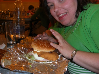 Alicia comiendo una hamburguesa